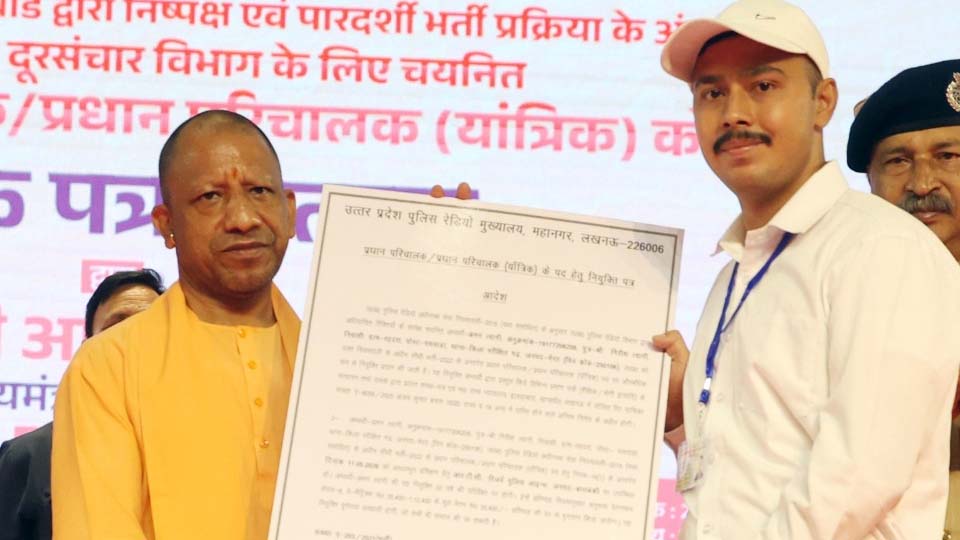 नियुक्ति पत्र पाकर खिले चेहरे, कहा- योगी आदित्यनाथ हैं भ्रष्टाचार की कमर तोड़ने वाले मुख्यमंत्री