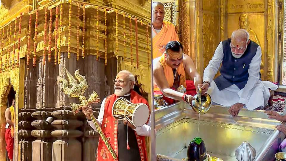 एक हाथ में त्रिशूल, दूसरे में डमरू और पीछे दमकता मंदिर… पीएम मोदी की काशी विश्वनाथ पूजा की मंत्रमुग्ध कर देने वाली तस्वीर एक हाथ में त्रिशूल, दूसरे में डमरू और पीछे दमकता मंदिर… पीएम मोदी की काशी विश्वनाथ पूजा की मंत्रमुग्ध कर देने वाली तस्वीर
