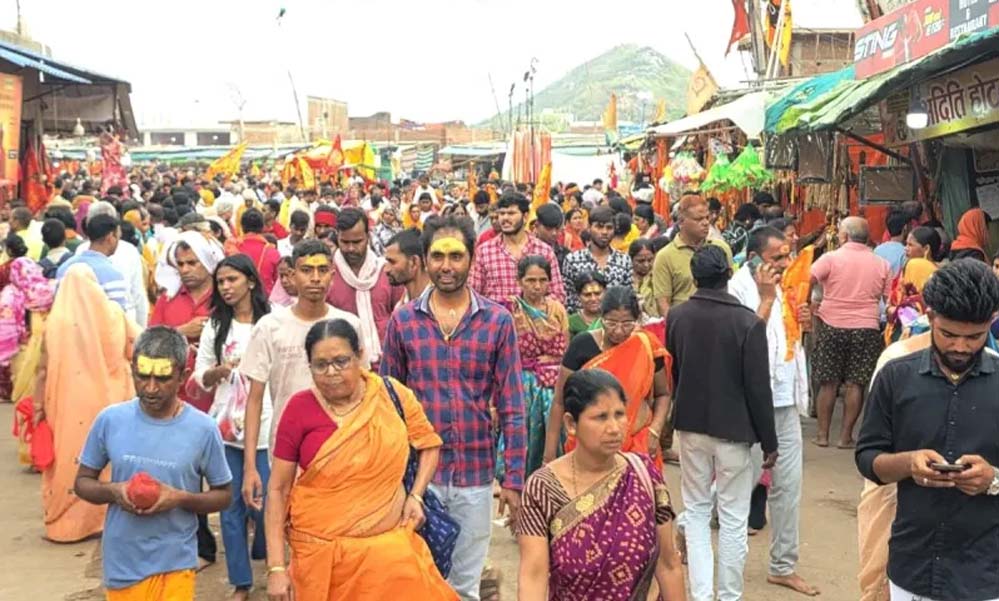बागेश्वर धाम में हनुमान जन्मोत्सव की धूम, देश-दुनिया से पहुंचे हजारों श्रद्धालु बागेश्वर धाम में हनुमान जन्मोत्सव की धूम, देश-दुनिया से पहुंचे हजारों श्रद्धालु