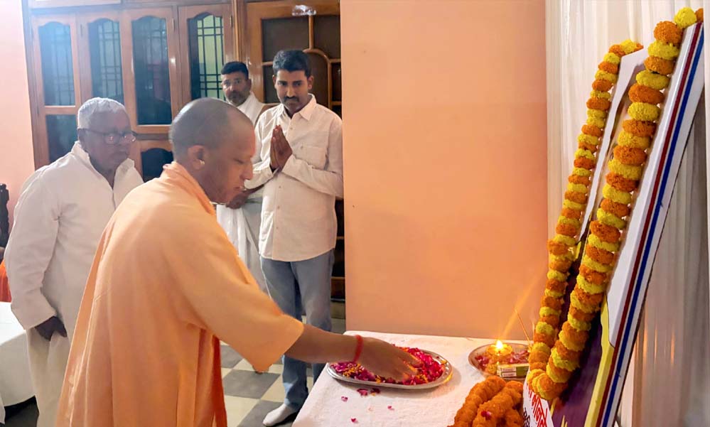 पूर्व विधायक शीतल पांडेय के पुत्र को मुख्यमंत्री योगी ने दी भावभीनी श्रद्धांजलि पूर्व विधायक शीतल पांडेय के पुत्र को मुख्यमंत्री योगी ने दी भावभीनी श्रद्धांजलि
