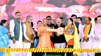 चंदन चौकी में CM Yogi Adityanath ने बांटे भौमिक अधिकार पत्र, लाभार्थियों को मिले नियुक्ति पत्र और आवास चाबी