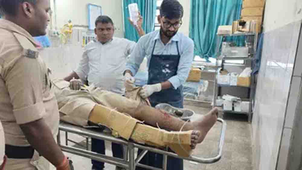 शिवहर अस्पताल में दारोगा के जुगाड़ इलाज की तस्वीर वायरल शिवहर अस्पताल में दारोगा के जुगाड़ इलाज की तस्वीर वायरल