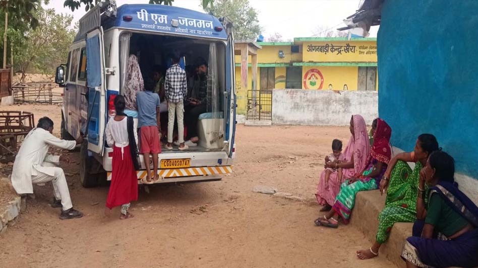 वनांचलों की ‘संजीवनी’ बनी मोबाइल मेडिकल यूनिट: साढ़े तीन माह में 2000 से अधिक ग्रामीणों का हुआ निःशुल्क उपचार वनांचलों की ‘संजीवनी’ बनी मोबाइल मेडिकल यूनिट: साढ़े तीन माह में 2000 से अधिक ग्रामीणों का हुआ निःशुल्क उपचार