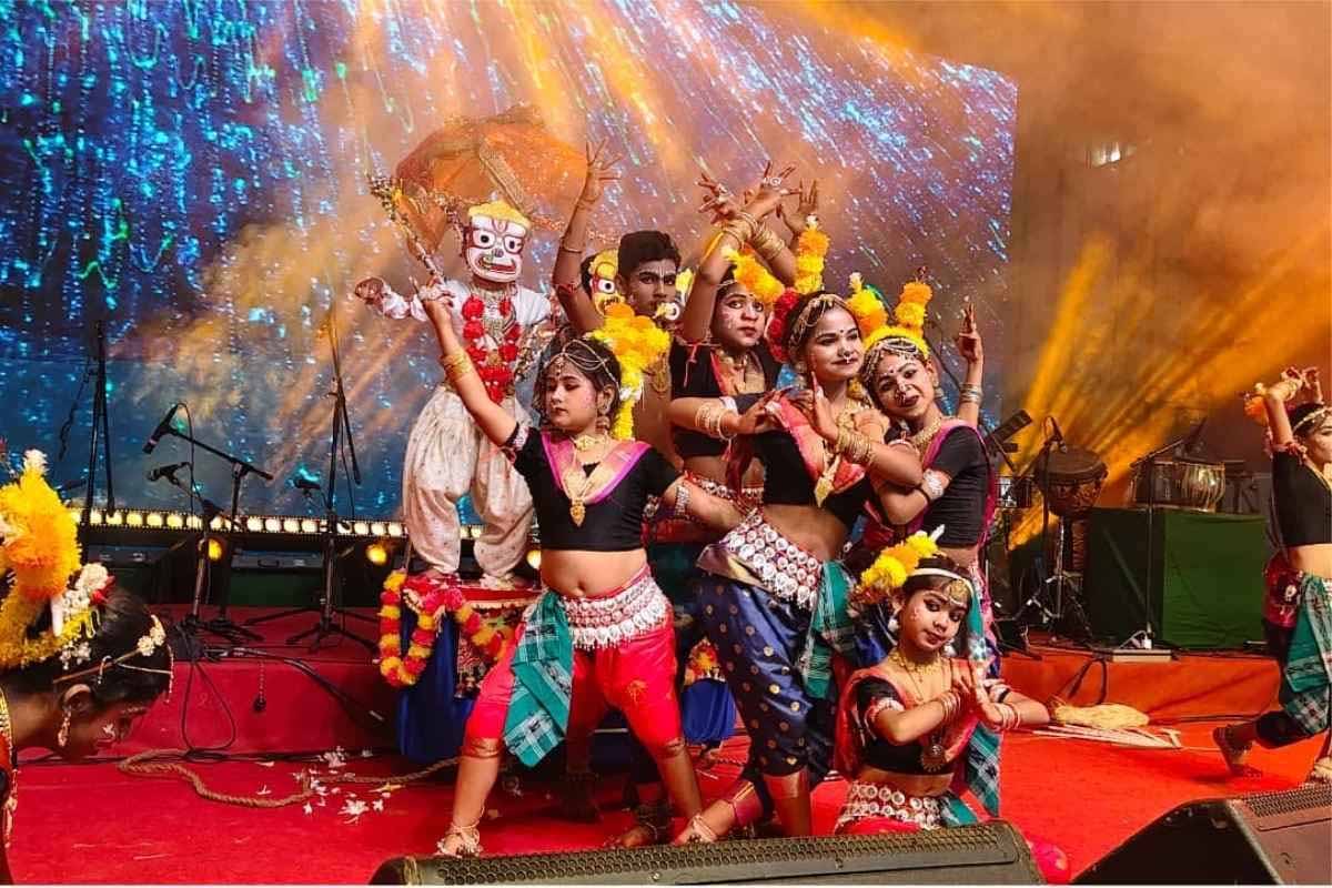 सरायकेला में चैत्रपर्व छऊ महोत्सव का रंगारंग समापन, कलाकारों ने बांधा समां