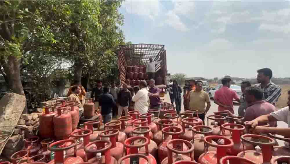 रामगढ़ में एलपीजी की स्थिति पूरी तरह सामान्य, दूसरे शहरों की तरह नहीं लग रही लंबी लाइनें और अफवाहों पर न दें ध्यान रामगढ़ में एलपीजी की स्थिति पूरी तरह सामान्य, दूसरे शहरों की तरह नहीं लग रही लंबी लाइनें और अफवाहों पर न दें ध्यान