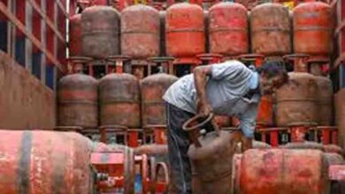 दिल्ली में गैस किल्लत से मचा हाहाकार, छोटे सिलिंडर न मिलने से मध्यम वर्ग और प्रवासियों की रसोई का बजट बिगड़ा