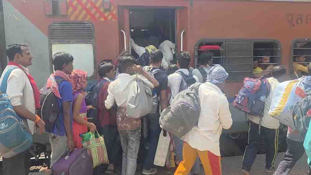 LPG संकट ने बढ़ाई प्रवासियों की मुसीबत, काम छोड़कर गांव लौट रहे मजदूर LPG संकट ने बढ़ाई प्रवासियों की मुसीबत, काम छोड़कर गांव लौट रहे मजदूर