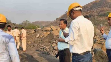 धनबाद भूधसान के बाद अवैध कोयला खनन पर प्रशासन का बड़ा प्रहार, एसडीएम के नेतृत्व में भारी मात्रा में कोयला और वाहन जब्त