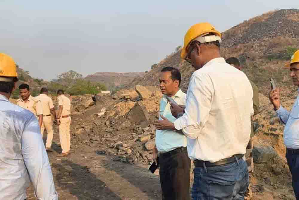 धनबाद भूधसान के बाद अवैध कोयला खनन पर प्रशासन का बड़ा प्रहार, एसडीएम के नेतृत्व में भारी मात्रा में कोयला और वाहन जब्त धनबाद भूधसान के बाद अवैध कोयला खनन पर प्रशासन का बड़ा प्रहार, एसडीएम के नेतृत्व में भारी मात्रा में कोयला और वाहन जब्त