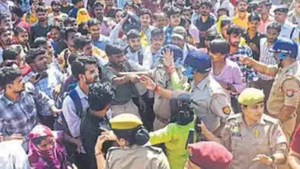 नोएडा फेज-2 में वेतन वृद्धि को लेकर श्रमिकों का हंगामा नोएडा फेज-2 में वेतन वृद्धि को लेकर श्रमिकों का हंगामा