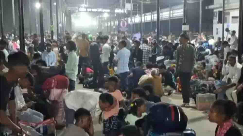 सूरत में गैस संकट से हाहाकार, सिलेंडर की कमी से हजारों श्रमिकों का पलायन सूरत में गैस संकट से हाहाकार, सिलेंडर की कमी से हजारों श्रमिकों का पलायन