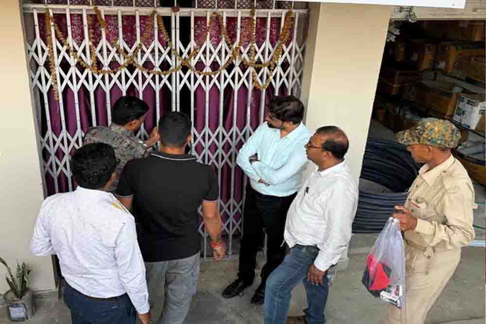 पलामू में अवैध क्लिनिक पर प्रशासन का बड़ा प्रहार, बिना डिग्री मरीजों का ऑपरेशन करने वाला फर्जी डॉक्टर पकड़ा गया