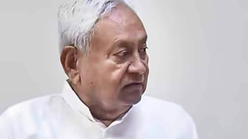 नीतीश सरकार ने आचार नियमावली बदली, बिना अनुमति सोशल मीडिया पर रोक