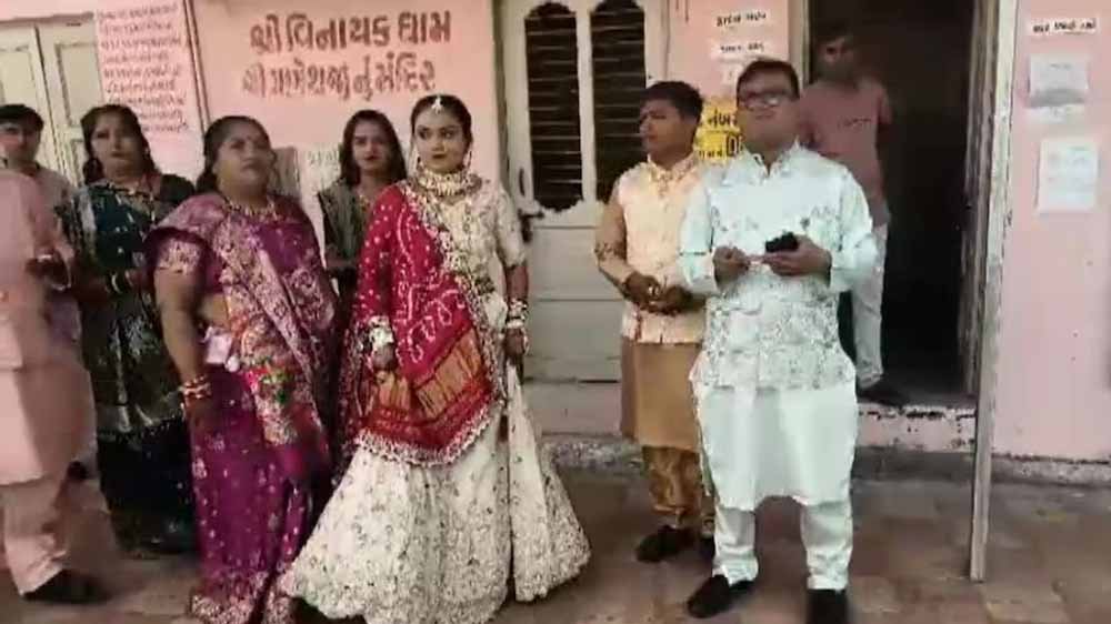 जामनगर में दुल्हन ने शादी से पहले किया मतदान, लोकतंत्र की मिसाल जामनगर में दुल्हन ने शादी से पहले किया मतदान, लोकतंत्र की मिसाल
