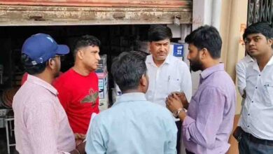 गढ़वा में गैस सिलेंडर की कालाबाजारी पर एसडीएम का छापा, 2700 रुपये में सिलेंडर बेचता दुकानदार गिरफ्तार