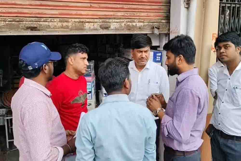 गढ़वा में गैस सिलेंडर की कालाबाजारी पर एसडीएम का छापा, 2700 रुपये में सिलेंडर बेचता दुकानदार गिरफ्तार