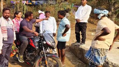 15 किमी बाइक चलाकर दुर्गम गांवों में पहुंचे विधायक दशरथ गागराई, जनचौपाल लगाकर सुनीं ग्रामीणों की समस्याएं 15 किमी बाइक चलाकर दुर्गम गांवों में पहुंचे विधायक दशरथ गागराई, जनचौपाल लगाकर सुनीं ग्रामीणों की समस्याएं