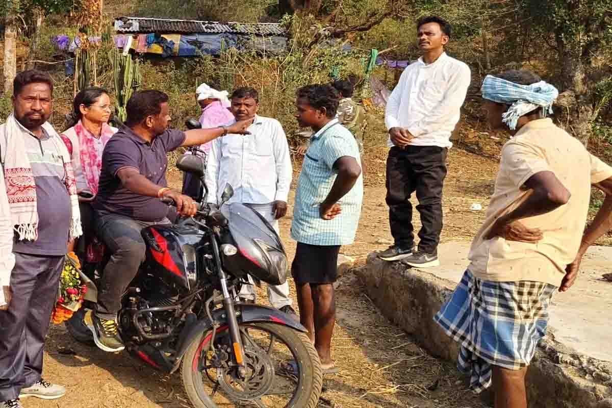 15 किमी बाइक चलाकर दुर्गम गांवों में पहुंचे विधायक दशरथ गागराई, जनचौपाल लगाकर सुनीं ग्रामीणों की समस्याएं 15 किमी बाइक चलाकर दुर्गम गांवों में पहुंचे विधायक दशरथ गागराई, जनचौपाल लगाकर सुनीं ग्रामीणों की समस्याएं