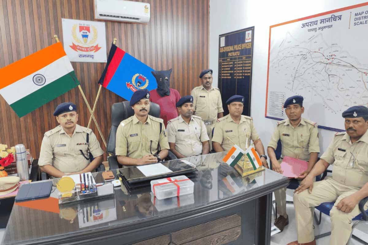 रामगढ़ में अवैध हथियार के साथ युवक गिरफ्तार, 9 एमएम पिस्टल बरामद रामगढ़ में अवैध हथियार के साथ युवक गिरफ्तार, 9 एमएम पिस्टल बरामद