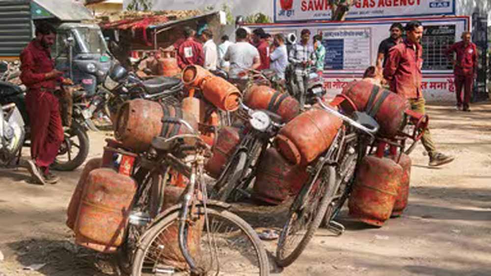 शादी सीजन में LPG संकट, व्यावसायिक सिलेंडर की किल्लत से बढ़ी परेशानी शादी सीजन में LPG संकट, व्यावसायिक सिलेंडर की किल्लत से बढ़ी परेशानी