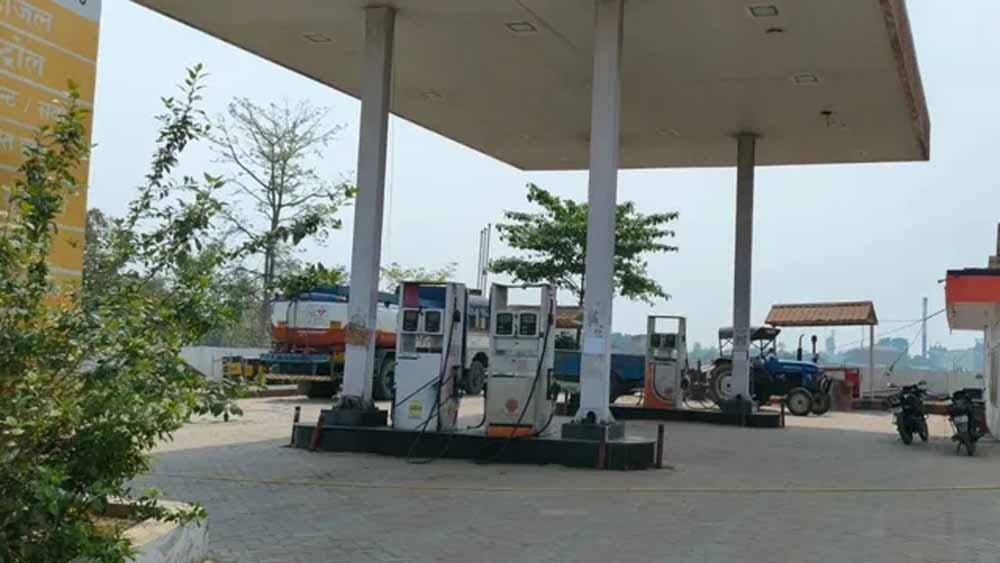 रांची में पेट्रोल-डीजल की किल्लत से मची अफरा-तफरी, कई पंपों पर स्टॉक खत्म रांची में पेट्रोल-डीजल की किल्लत से मची अफरा-तफरी, कई पंपों पर स्टॉक खत्म
