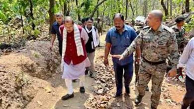 वित्त मंत्री राधाकृष्ण किशोर पहुंचे बूढ़ा पहाड़, उग्रवाद प्रभावित क्षेत्र में सड़क और अस्पताल का दिया भरोसा