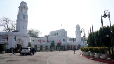 दिल्ली विधानसभा के गेट तोड़कर घुसी अज्ञात कार, स्पीकर के कमरे के बाहर गुलदस्ता छोड़कर फरार