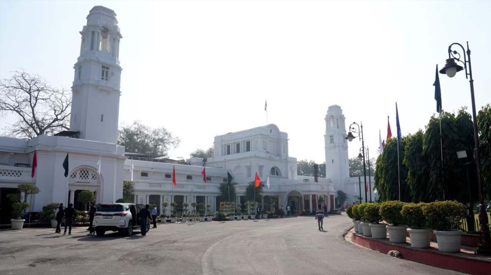 दिल्ली विधानसभा के गेट तोड़कर घुसी अज्ञात कार, स्पीकर के कमरे के बाहर गुलदस्ता छोड़कर फरार