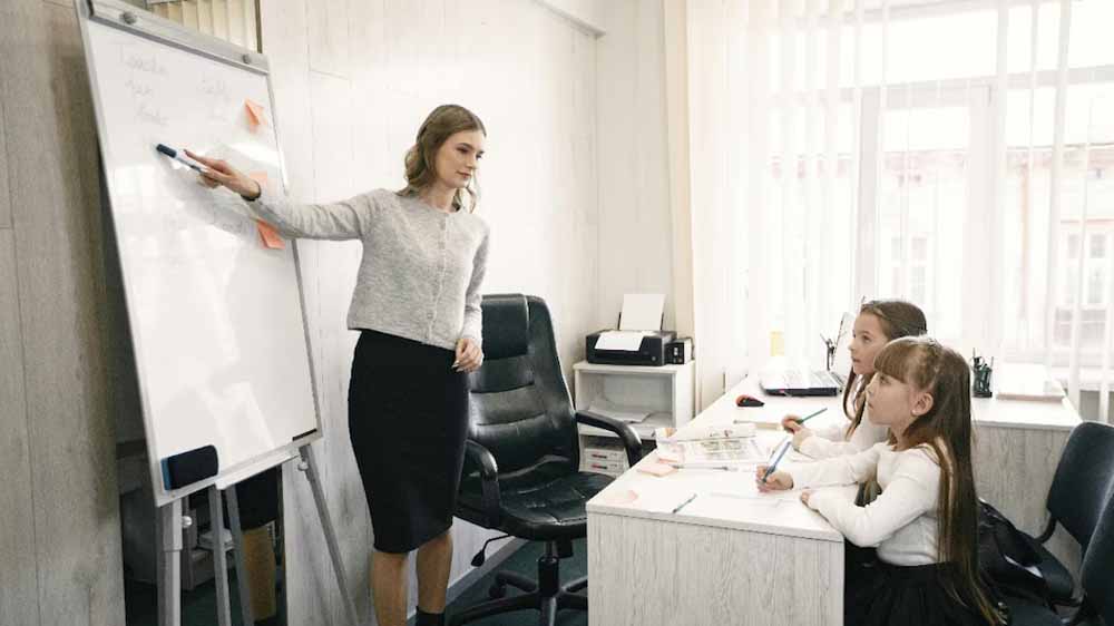 AI के दौर में बदल रहा शिक्षा क्षेत्र, टीचिंग से ज्यादा इन नौकरियों की बढ़ेगी मांग AI के दौर में बदल रहा शिक्षा क्षेत्र, टीचिंग से ज्यादा इन नौकरियों की बढ़ेगी मांग