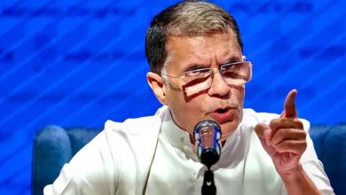 मुसीबत में घिरे पवन खेड़ा, दिल्ली और असम पुलिस ने की उनके घर पर छापेमारी