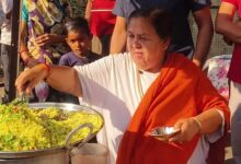 उमा भारती हाथठेला वालों के समर्थन में उतरीं, बंगले के सामने पोहा-जलेबी की दुकान लगाकर प्रशासन से की अपील