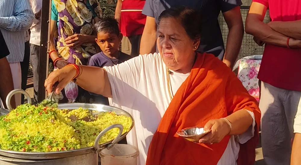 उमा भारती हाथठेला वालों के समर्थन में उतरीं, बंगले के सामने पोहा-जलेबी की दुकान लगाकर प्रशासन से की अपील उमा भारती हाथठेला वालों के समर्थन में उतरीं, बंगले के सामने पोहा-जलेबी की दुकान लगाकर प्रशासन से की अपील