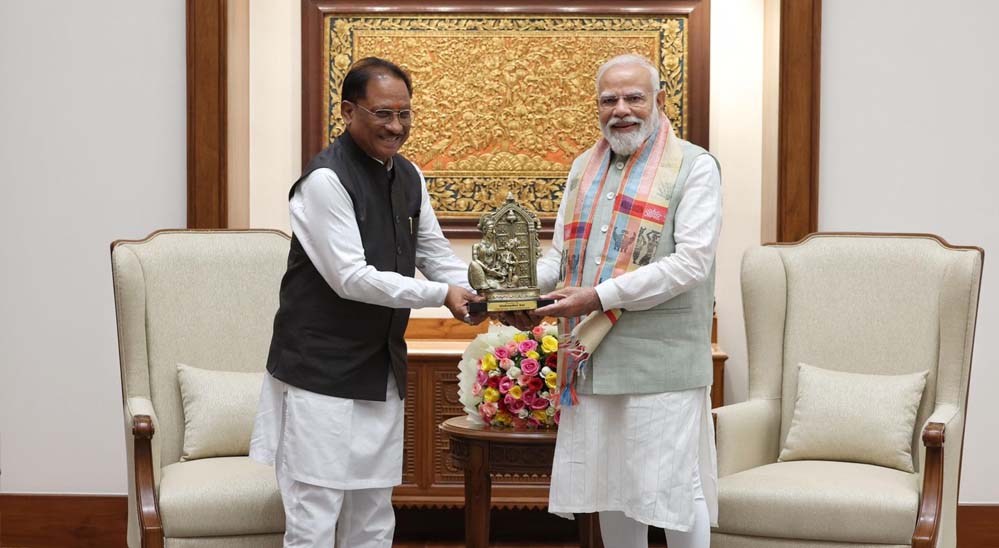 बस्तर 2.0 की शुरुआत: मुख्यमंत्री साय ने पीएम मोदी को दिया आमंत्रण, विकास का ब्लूप्रिंट सौंपा बस्तर 2.0 की शुरुआत: मुख्यमंत्री साय ने पीएम मोदी को दिया आमंत्रण, विकास का ब्लूप्रिंट सौंपा