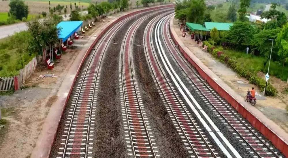 800 मीटर का ट्रैक तैयार, जुलाई से शुरू होगी नई रेल लाइन, कई गांव होंगे कनेक्ट 800 मीटर का ट्रैक तैयार, जुलाई से शुरू होगी नई रेल लाइन, कई गांव होंगे कनेक्ट
