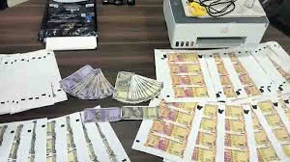 बहराइच में नकली नोट छापने वाले गिरोह का पर्दाफाश, साधारण कलर प्रिंटर से तैयार हो रही थी करंसी बहराइच में नकली नोट छापने वाले गिरोह का पर्दाफाश, साधारण कलर प्रिंटर से तैयार हो रही थी करंसी