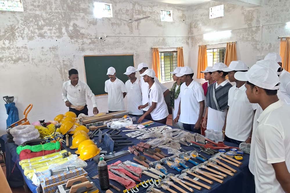उत्तर बस्तर कांकेर : विशेष लेख : कभी बंदूक थामकर हिंसा करने वाले माओवादी अब सीख रहे हुनर उत्तर बस्तर कांकेर : विशेष लेख : कभी बंदूक थामकर हिंसा करने वाले माओवादी अब सीख रहे हुनर