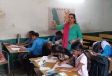 जबलपुर की शिक्षिका मंजू जायसवाल का अनोखा प्रयोग, चित्रों के जरिए बच्चों को सिखा रही हैं गणित, 95% रिजल्ट