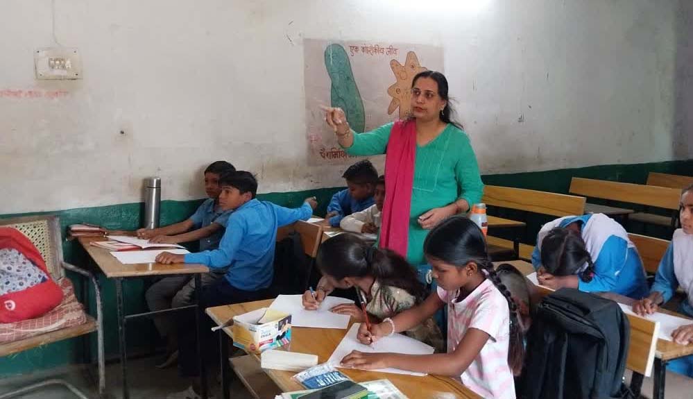 जबलपुर की शिक्षिका मंजू जायसवाल का अनोखा प्रयोग, चित्रों के जरिए बच्चों को सिखा रही हैं गणित, 95% रिजल्ट