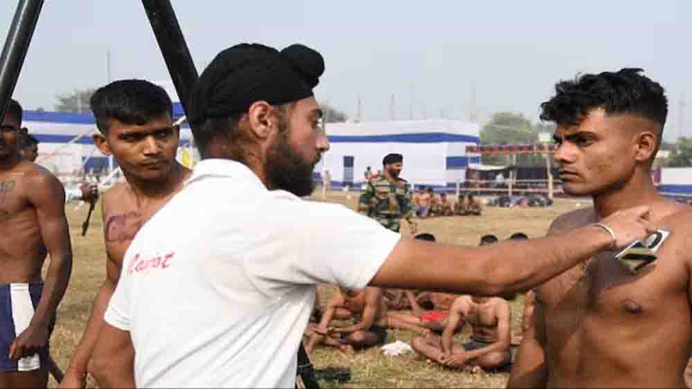 UP पुलिस में रोजगार का ‘स्वर्णिम वर्ष,81,000 नई भर्तियों के साथ पारदर्शी परीक्षा और साइबर सुरक्षा पर सीएम योगी का जोर UP पुलिस में रोजगार का ‘स्वर्णिम वर्ष,81,000 नई भर्तियों के साथ पारदर्शी परीक्षा और साइबर सुरक्षा पर सीएम योगी का जोर