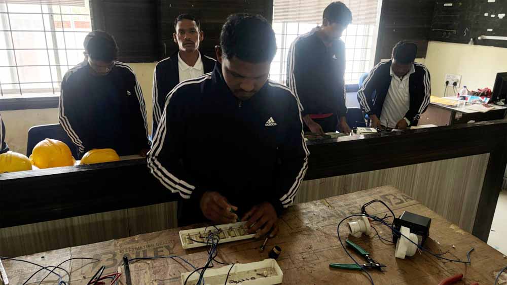 अंधेरे से उजाले की ओर- पुनर्वास नीति ने संवारा विनोद का भविष्य अंधेरे से उजाले की ओर- पुनर्वास नीति ने संवारा विनोद का भविष्य