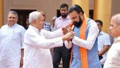 कंधे पर हाथ, चेहरे पर मुस्कान: CM सम्राट और नीतीश की पहली मुलाकात की खास तस्वीर