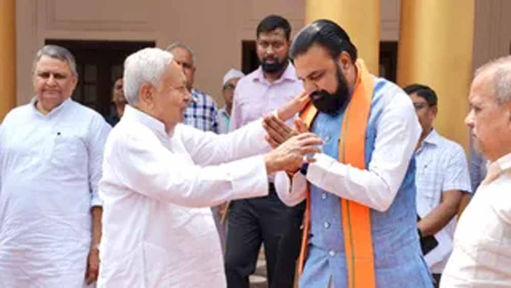 कंधे पर हाथ, चेहरे पर मुस्कान: CM सम्राट और नीतीश की पहली मुलाकात की खास तस्वीर कंधे पर हाथ, चेहरे पर मुस्कान: CM सम्राट और नीतीश की पहली मुलाकात की खास तस्वीर