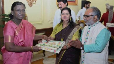 ‘इस साड़ी को कार्यक्रम में पहनूंगी’: Droupadi Murmu ने प्रोटोकॉल तोड़कर देखी कारीगरी ‘इस साड़ी को कार्यक्रम में पहनूंगी’: Droupadi Murmu ने प्रोटोकॉल तोड़कर देखी कारीगरी