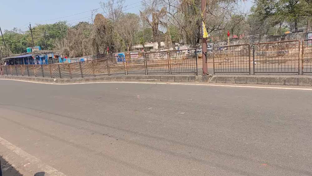 धनबाद-बोकारो रोड पर बड़ा खतरा: जहरीली गैस रिसाव से सड़क 2 फीट धंसी, पुलिस ने लगाया बैरिकेड