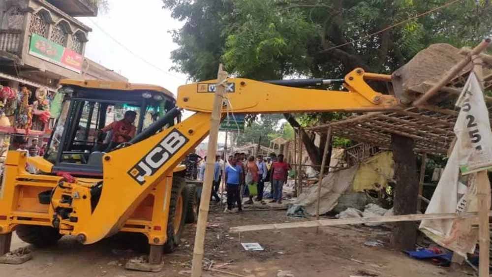 पश्चिमी चंपारण में अतिक्रमण पर सख्ती: 60 लोगों को नोटिस, कागजात दिखाओ या खाली करो जमीन पश्चिमी चंपारण में अतिक्रमण पर सख्ती: 60 लोगों को नोटिस, कागजात दिखाओ या खाली करो जमीन