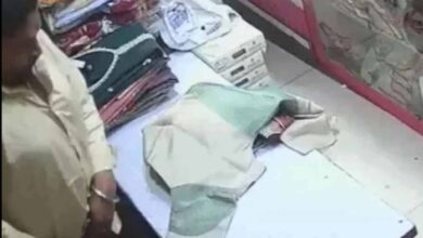 अंडरवियर में छिपाकर ब्रांडेड कपड़ों की चोरी, CCTV में कैद हुई कर्मचारी की करतूत