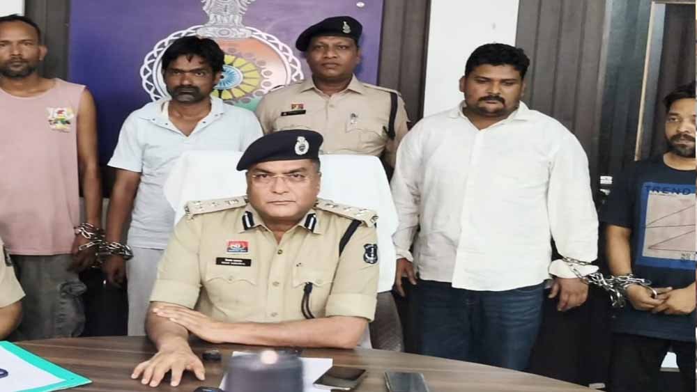 नशीली सिरप तस्करी का भंडाफोड़: 4 आरोपी गिरफ्तार, 800 बोतलें जब्त नशीली सिरप तस्करी का भंडाफोड़: 4 आरोपी गिरफ्तार, 800 बोतलें जब्त
