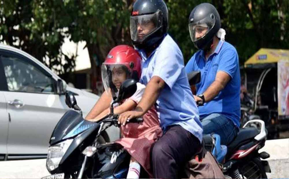 अब टू-व्हीलर पर पीछे बैठने वालों के लिए भी हेलमेट अनिवार्य, परिवहन विभाग का आदेश जारी