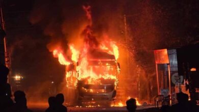 बारातियों से भरी बस में अचानक आग, शॉर्ट सर्किट की आशंका से मचा हड़कंप