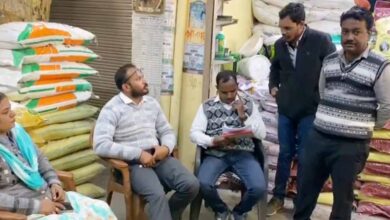 यूरिया की कालाबाजारी पर कार्रवाई तेज, एसडीएम व उप संचालक ने किया निरीक्षण यूरिया की कालाबाजारी पर कार्रवाई तेज, एसडीएम व उप संचालक ने किया निरीक्षण